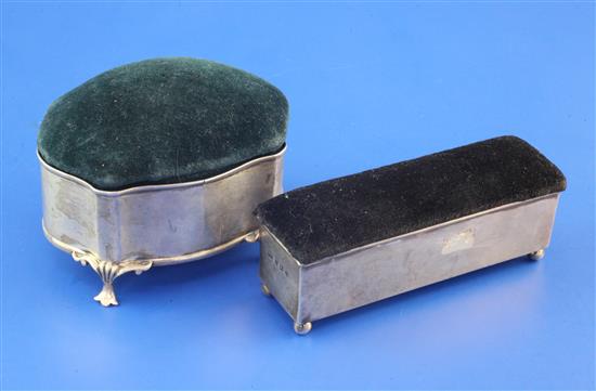 Two Edwardian silver trinket boxes, 4in & 4.5in.